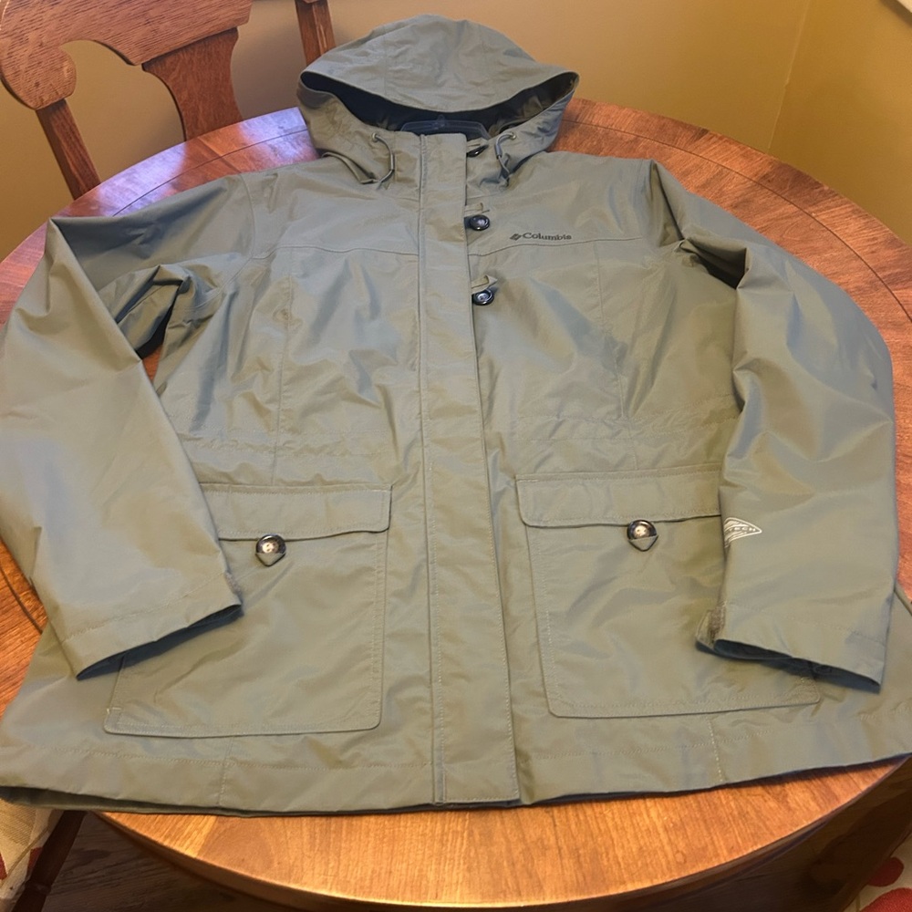 New Columbia hooded wind/rain jacket with front zip and pockets, Velcro at cuffs